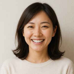 明るい笑顔を浮かべる女性のポートレート。温かく前向きな雰囲気が伝わる表情が印象的。