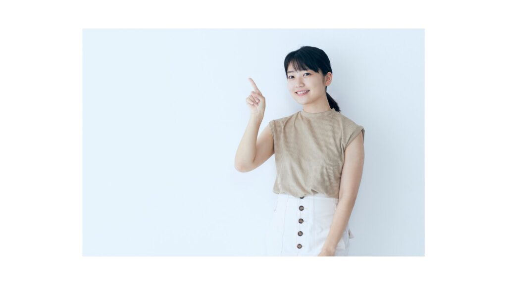 笑顔で人差し指を立てる女性。日常のちょっとした習慣改善を提案している様子。