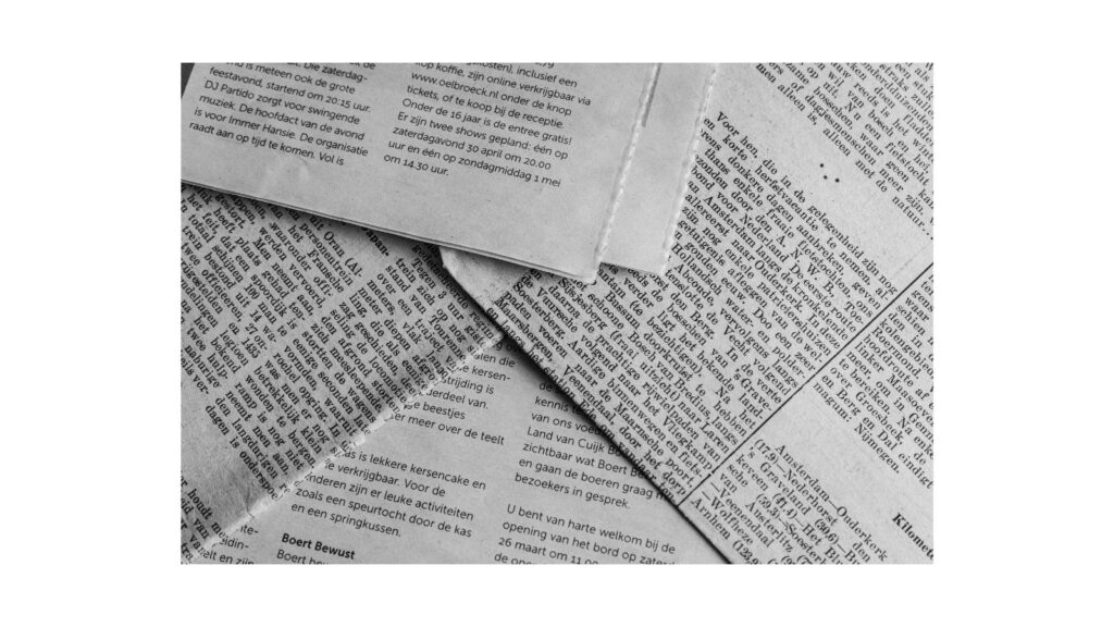 除湿対策として活用される新聞紙。湿気を吸収し、押入れやクローゼットのカビ予防に役立つ。