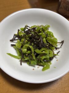 細切りにしたピーマンと塩昆布を合えた簡単おかず