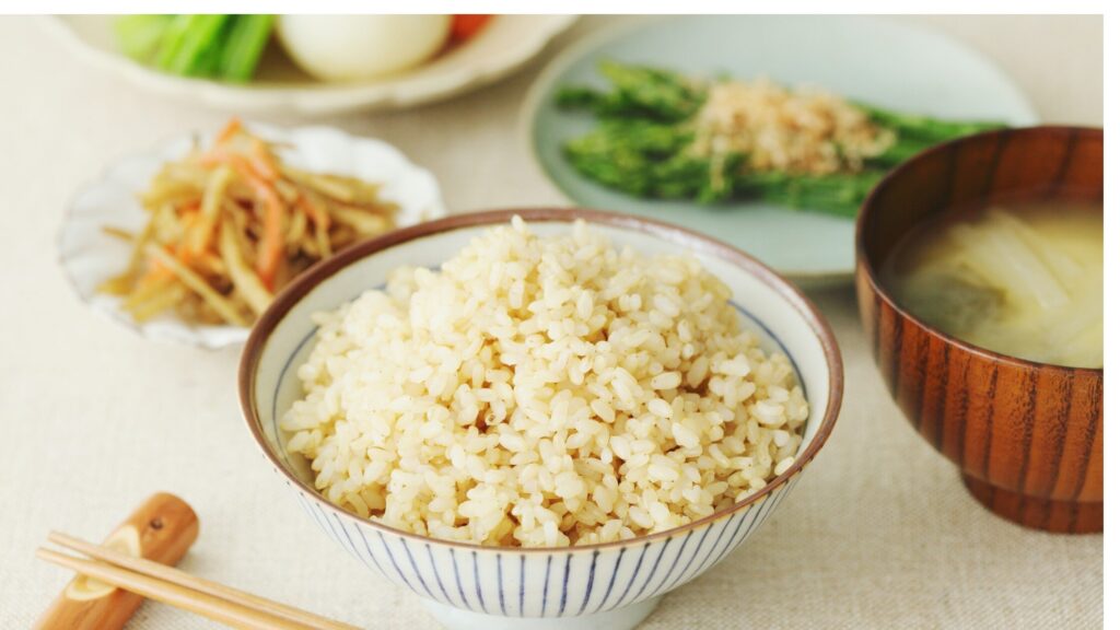 ご飯、味噌汁、小鉢を揃えた一汁三菜の和食
